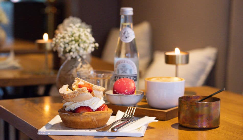 Saranne's verwenmoment met aardbeiengebak, macaron en cappuccino