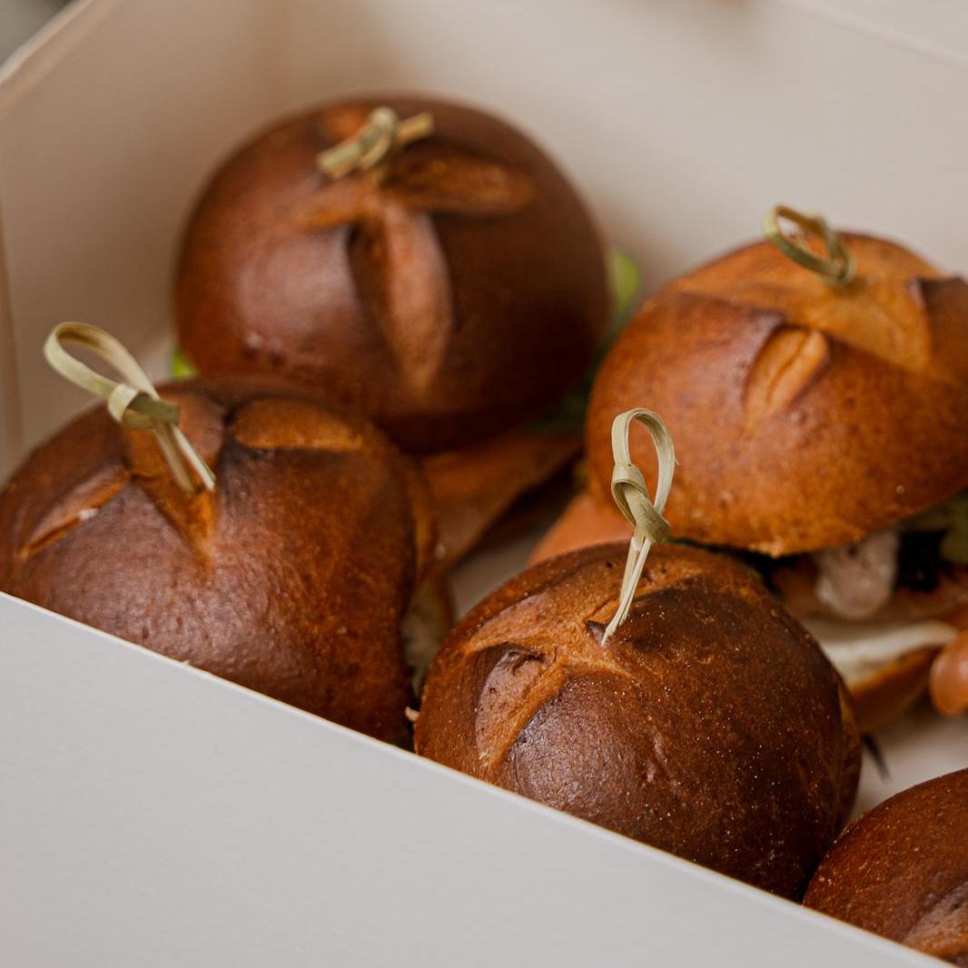 Saranne-belegde brioche broodjes voor thuis