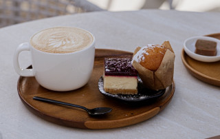 Saranne's verwenmoment met cappuccino