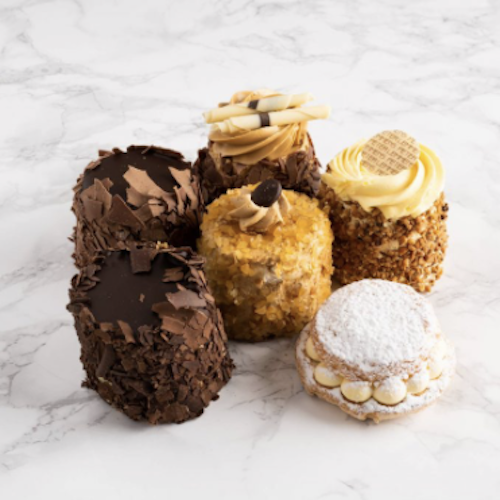 Biscuitgebak crème au beurre met mokka-vanille-framboos bij Saranne Oisterwijk